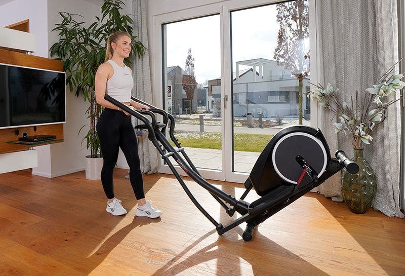 Frau nach dem Training auf dem Crosstrainer