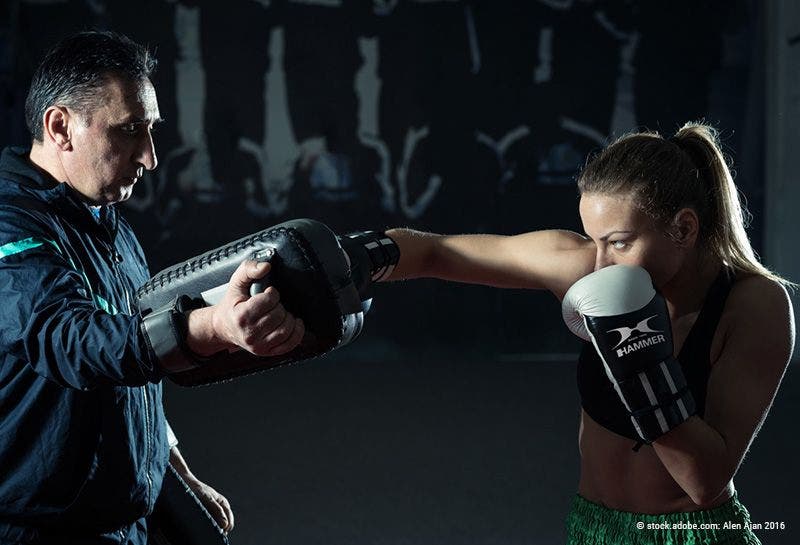 Frau und Mann betreiben Boxsport