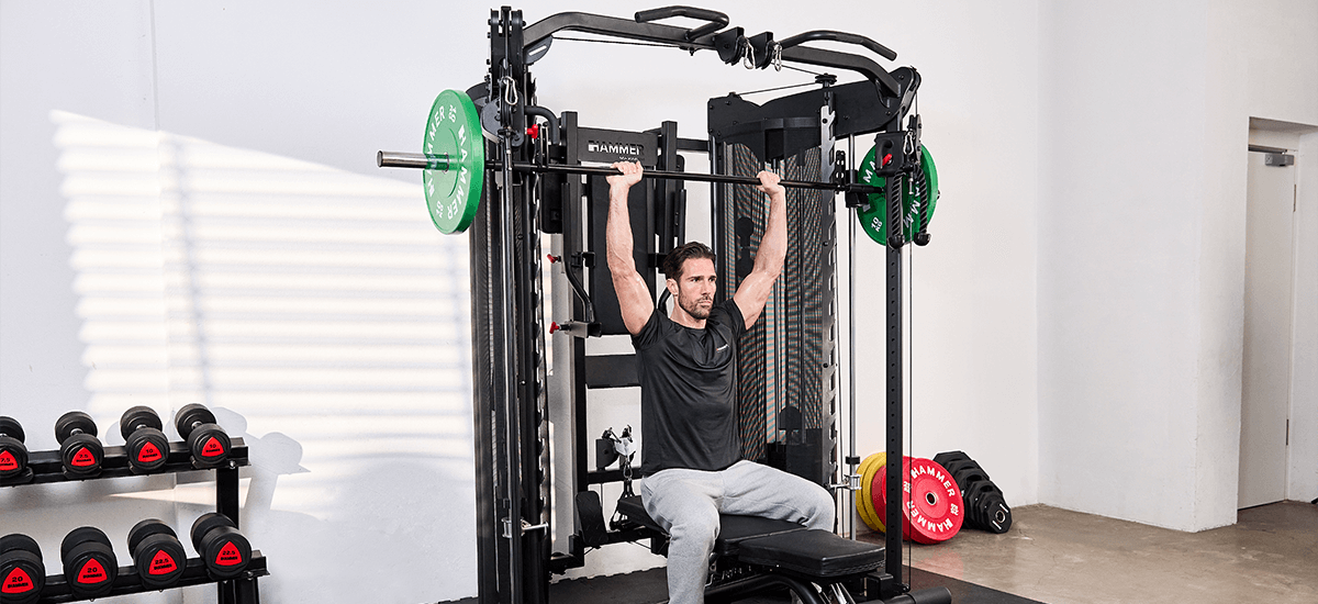 Schulterdrücken an der Smith Machine