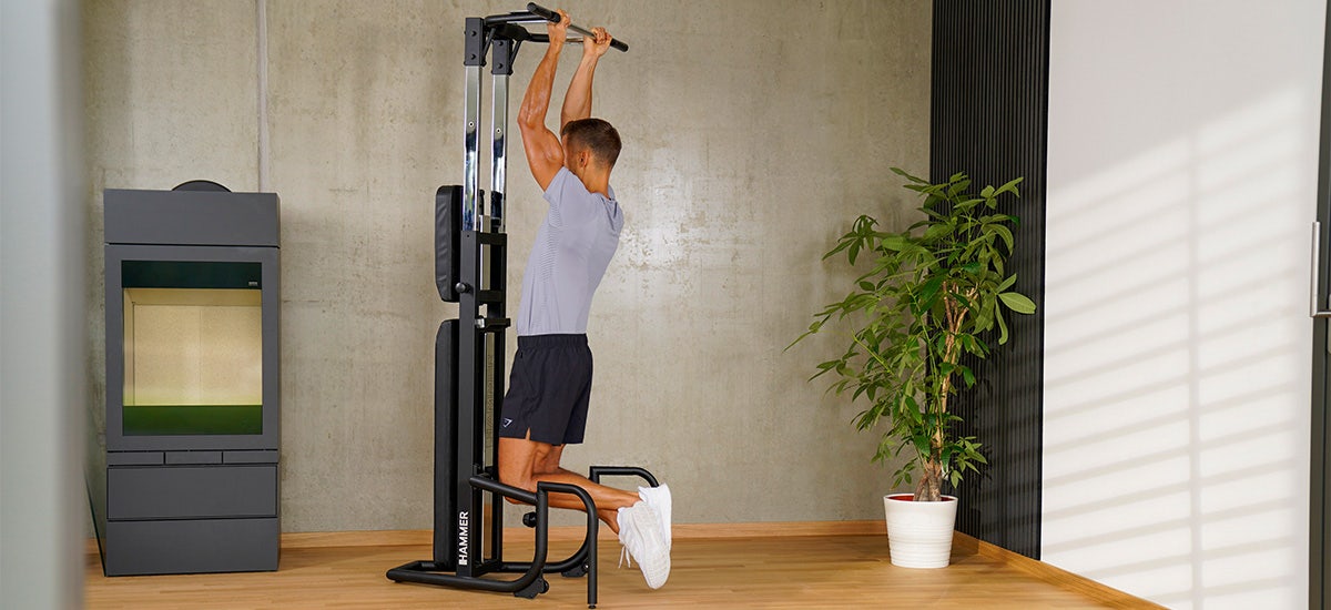 Klimmzug im Untergriff an der Bench Pullup & Dip