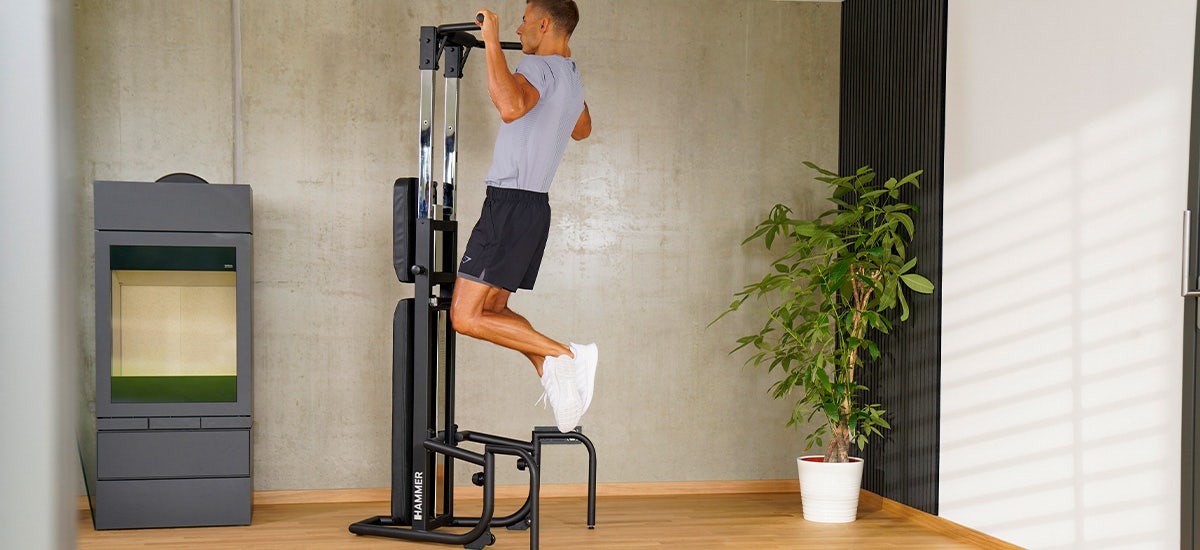 Klimmzug im Obergriff an der Bench Pullup & Dip