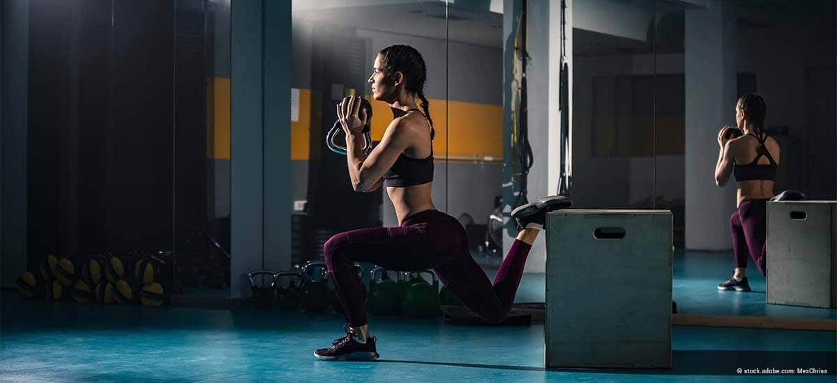 Frau trainiert im Gym Bulgarian Split Squats