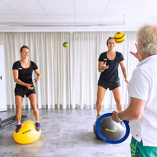 Zwi Frauen machen Gleichgewichtstraining auf Gymnastikbällen