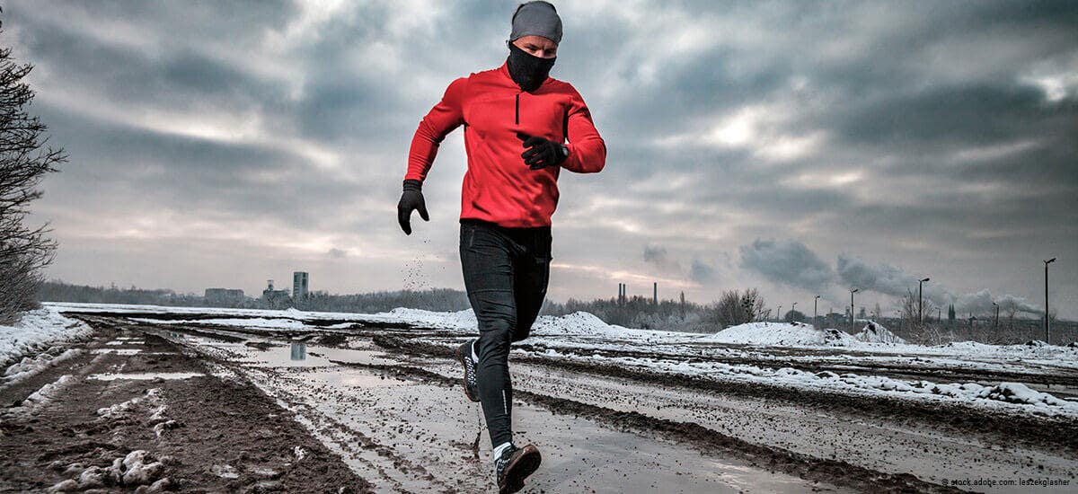 Mann joggt draußen im Winter mit perfekter Kleidung