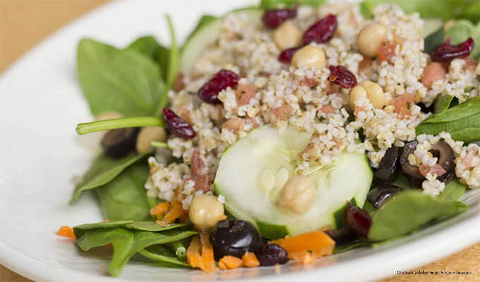 Vegetarische Couscous-Pfanne mit Spinat und Kichererbsen